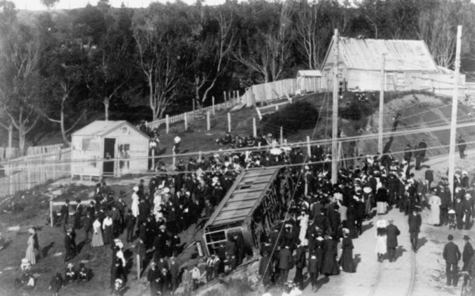 19070503b Wellington, Brlookly derailment; 1 death. 19070503b Wellington, Brlookly derailment; 1 death.